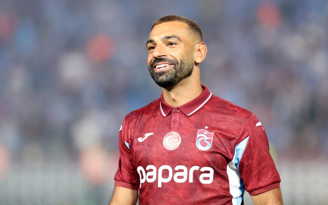بعد صورة “البقلاوة”.. محمد صلاح لوكيله: من أكل القطعتين؟ والثاني يرد: أخذت 35% من حصتك