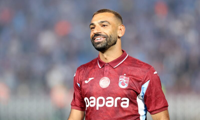 بعد صورة “البقلاوة”.. محمد صلاح لوكيله: من أكل القطعتين؟ والثاني يرد: أخذت 35% من حصتك