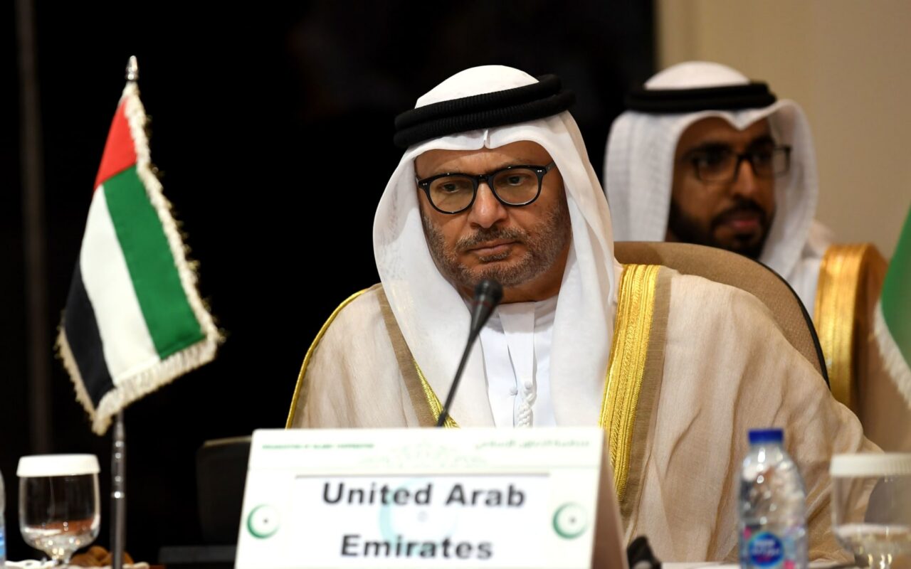 قرقاش يرد على شائعات “إلغاء إقامات العمالة” و”تقديم تسهيلات مالية لإيران”.. هذا ما قاله