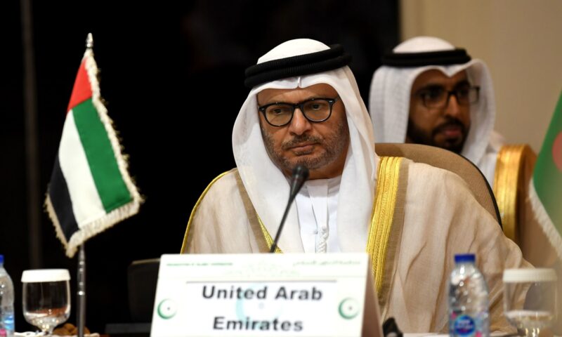 قرقاش يرد على شائعات “إلغاء إقامات العمالة” و”تقديم تسهيلات مالية لإيران”.. هذا ما قاله