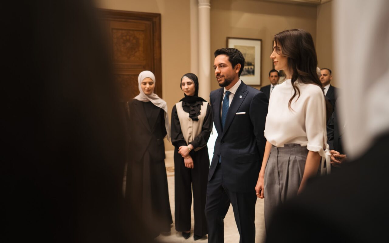 الأميرة رجوة الحسين بإطلالة ناعمة خلال لقاء الطلبة المتفوقين في عمّان