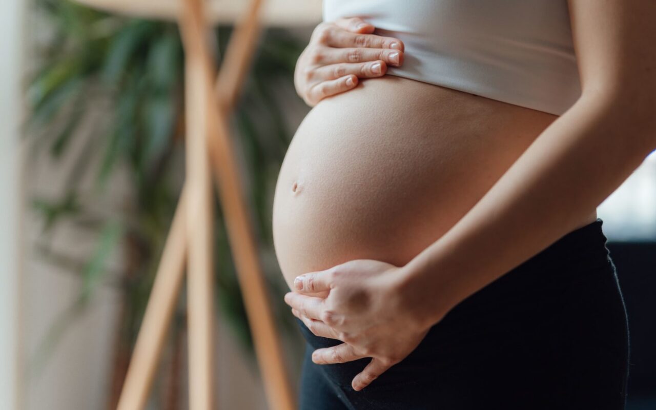 أعراض ارتفاع هرمون الحليب عند النساء والرجال: متى تصبح مقلقة؟