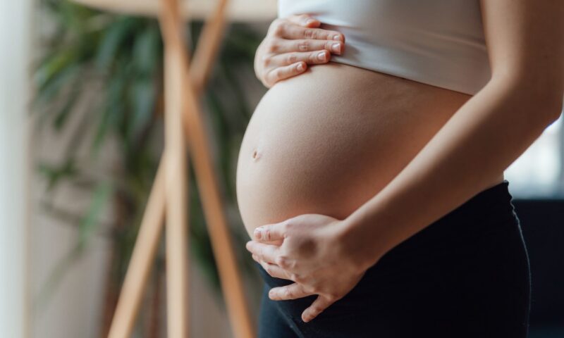 أعراض ارتفاع هرمون الحليب عند النساء والرجال: متى تصبح مقلقة؟