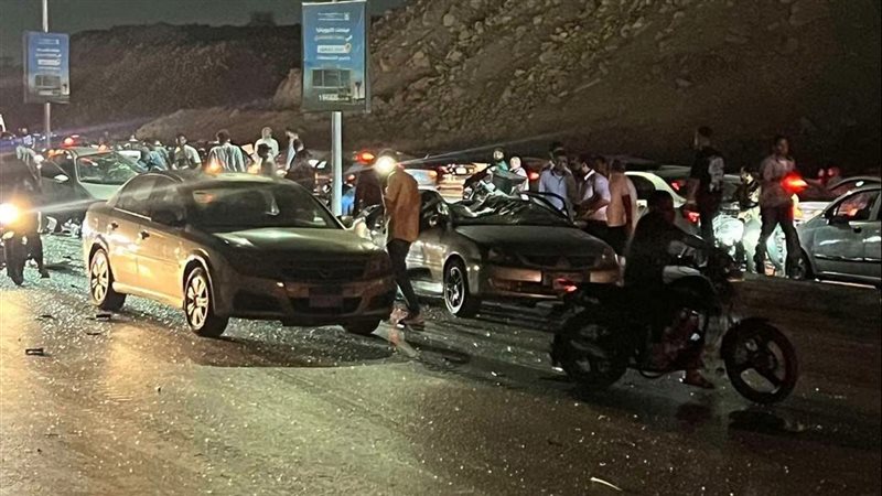 مصرع شخصين وإصابة 4 آخرين في تصادم عدة سيارات بطريق بنها الحر