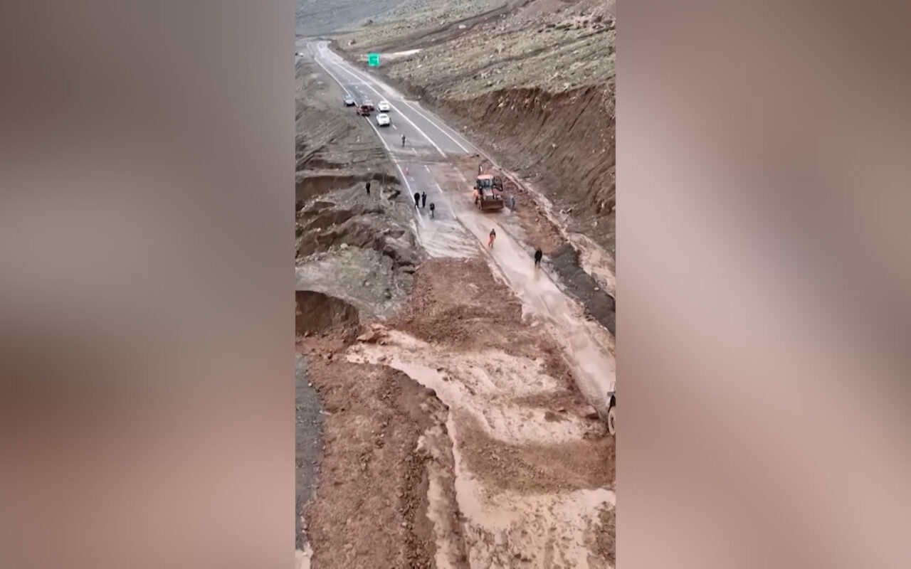 شاهد.. سيول عارمة تجرف السيارات وتهدد المنازل في تشيلي والسلطات تعلن حالة “كارثة”