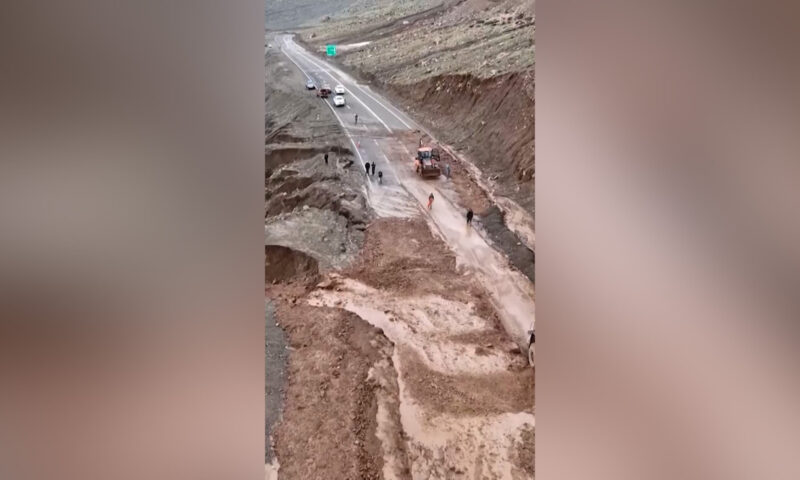 شاهد.. سيول عارمة تجرف السيارات وتهدد المنازل في تشيلي والسلطات تعلن حالة “كارثة”