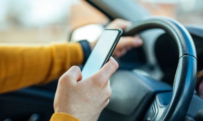 دراسة تكشف ارتباطًا مفاجئًا بين طرح الألبومات الموسيقية وارتفاع وفيات حوادث السيارات