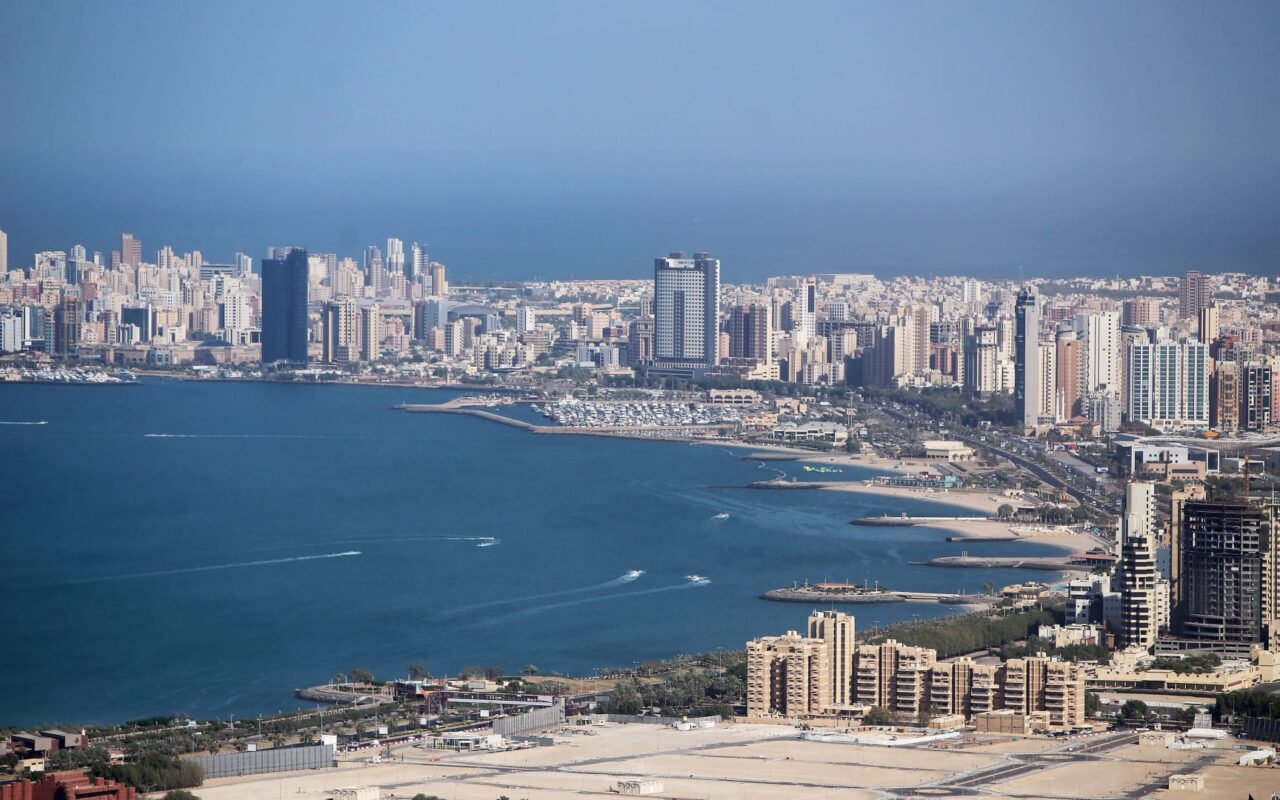 الكويت.. الداخلية تعلن ضبط 22 متهما وتكشف ما عثرت عليه بحوزتهم