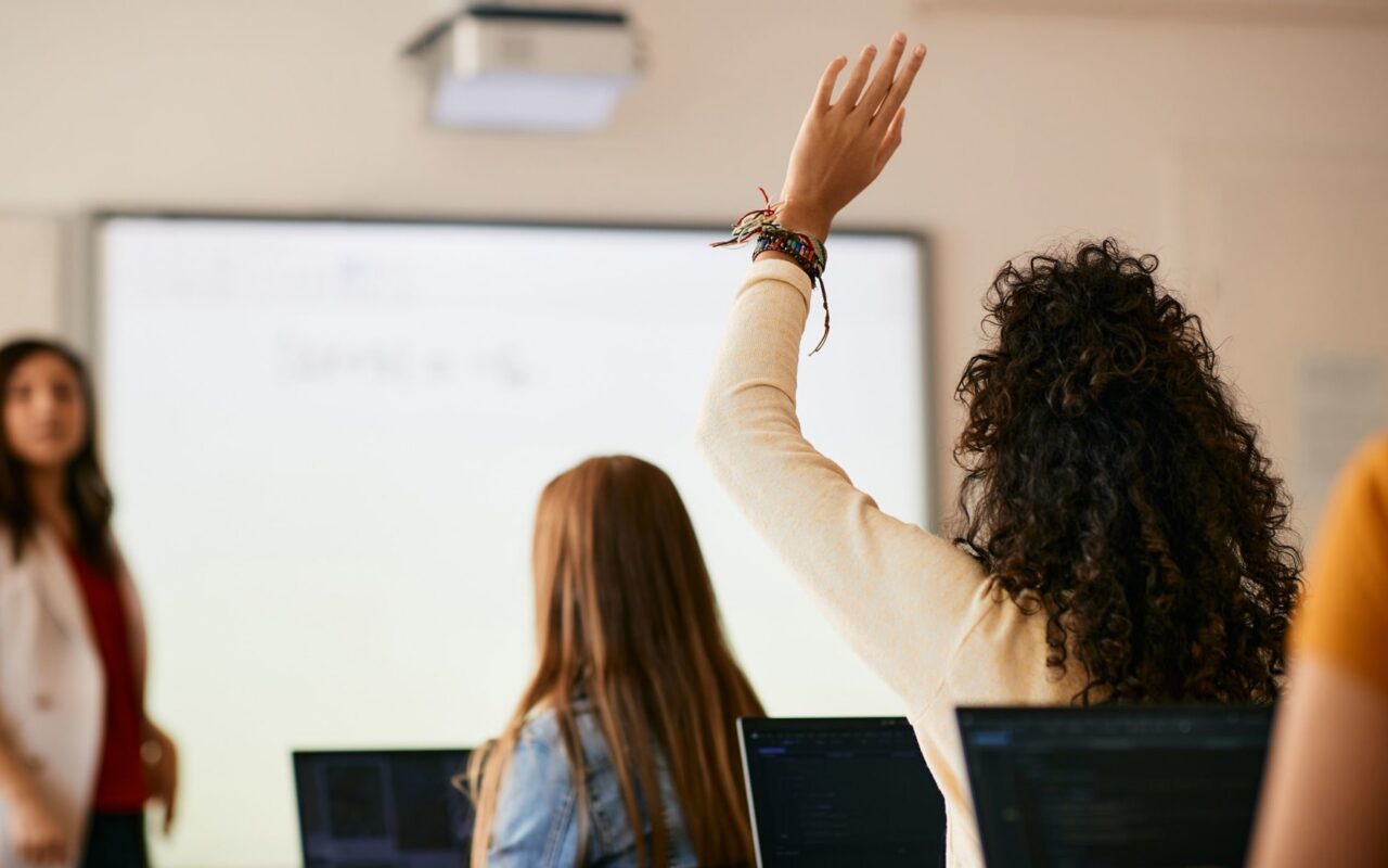 استخدام تقنية التزييف العميق لتوليد صور جنسية يصبح أزمة.. كيف تستطيع حماية أطفالك؟