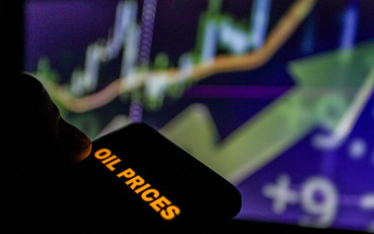 أسعار النفط تقفز 2% بعد تهديد ترامب بشن “حرب اقتصادية” على إيران