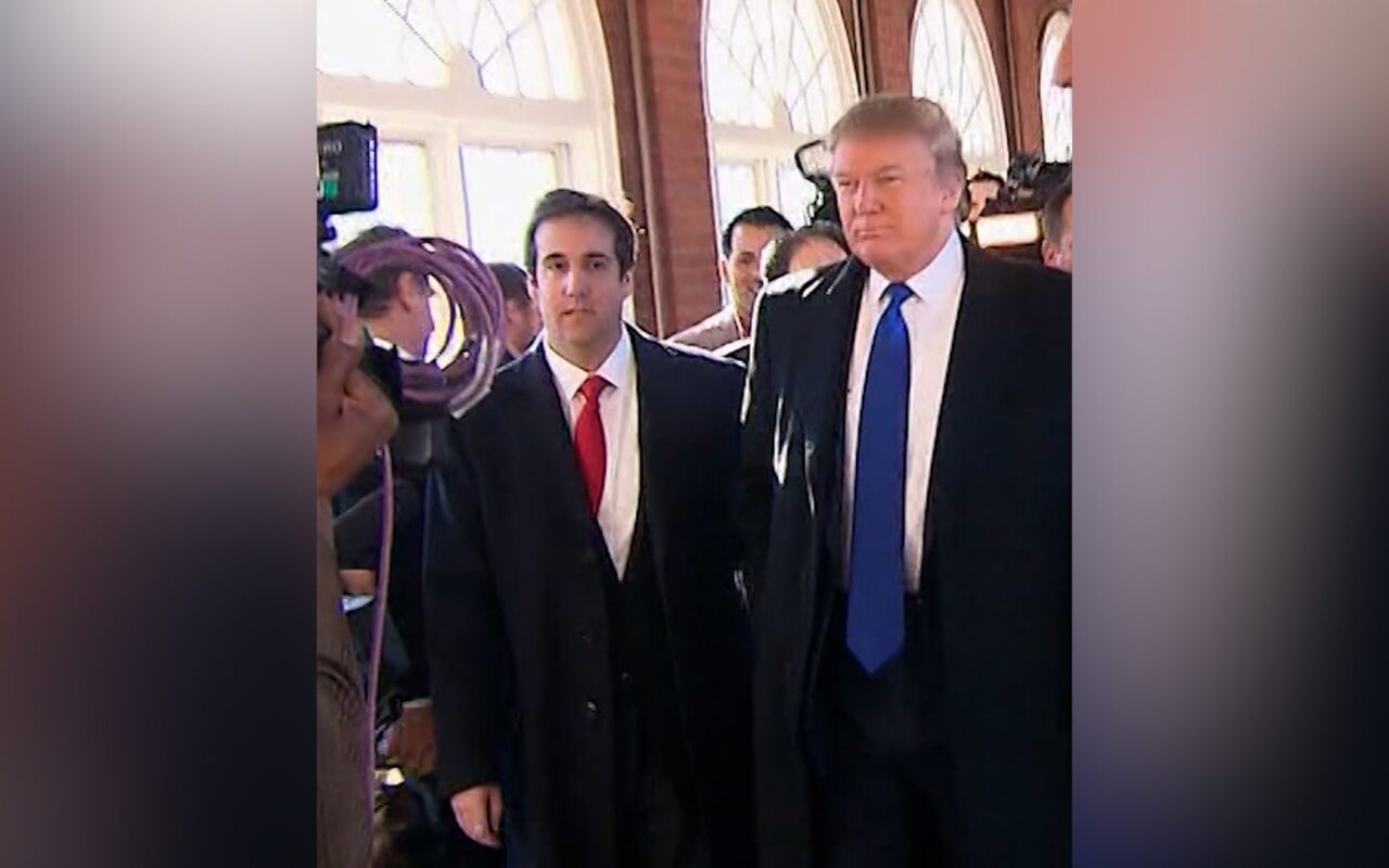 بعد سنوات من العداء وتبادل الشتائم.. لماذا عاد ترامب للتواصل مع مايكل كوهين؟
