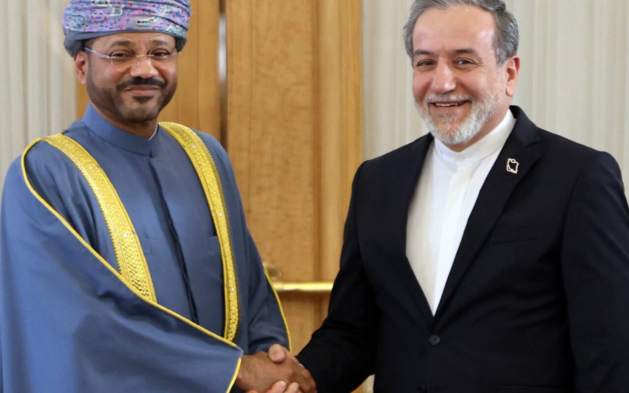 تناول “استئناف الحوار” ومضيق هرمز”.. اتصال بين وزيري خارجية عُمان وإيران