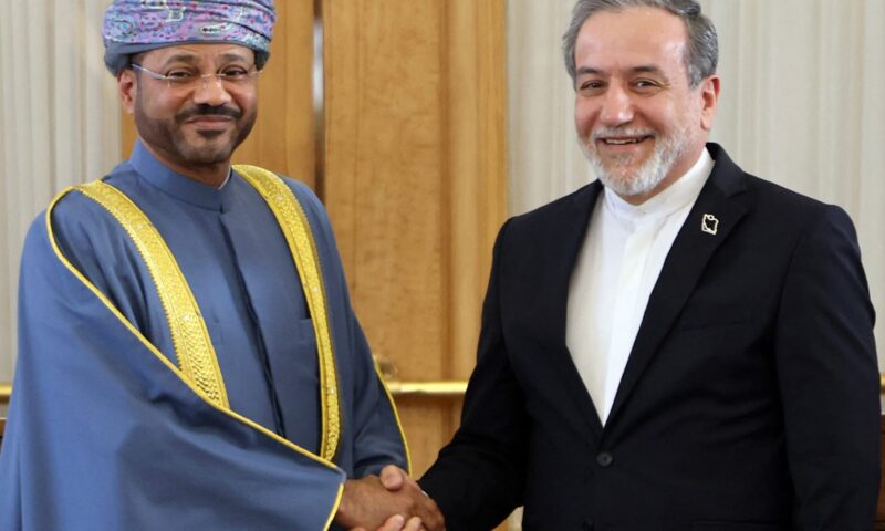 تناول “استئناف الحوار” ومضيق هرمز”.. اتصال بين وزيري خارجية عُمان وإيران