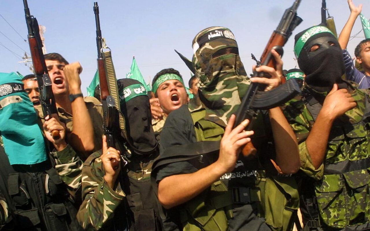 “هزيمة غير مسبوقة”.. علاء مبارك يعلق على منشور حول موافقة حماس على نزع سلاحها
