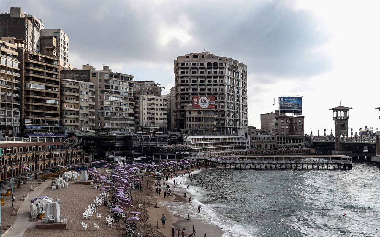 مصر.. مقتل سيدة بعدما ضربها عامل بشاطئ الإسكندرية والداخلية تتتحرك