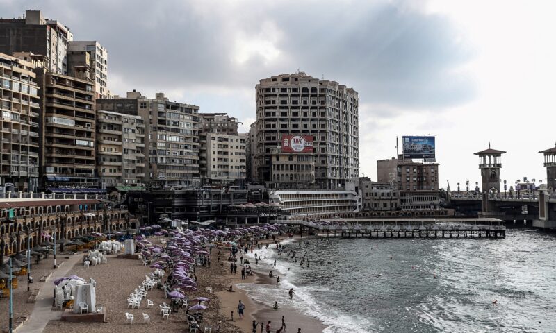 مصر.. مقتل سيدة بعدما ضربها عامل بشاطئ الإسكندرية والداخلية تتتحرك