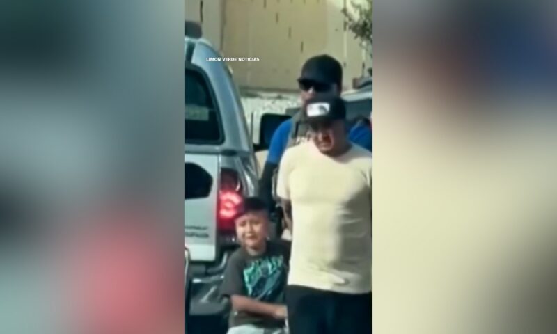 تشبث بوالده باكيا.. مشهد مؤثر للحظة احتجاز أب وابنه من قبل ICE بتكساس