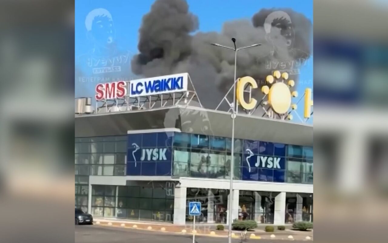 هجوم روسي بأسلوب “الضربة المزدوجة” على مركز تجاري أوكراني.. وزيلينسكي يتوعد بالرد