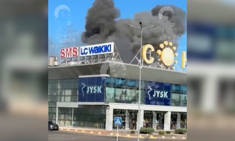 هجوم روسي بأسلوب “الضربة المزدوجة” على مركز تجاري أوكراني.. وزيلينسكي يتوعد بالرد