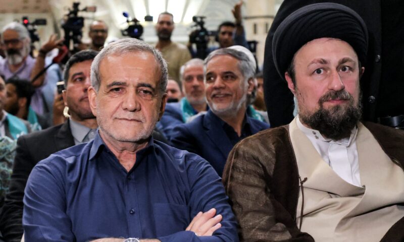 حفيد الخميني: إيران خرجت “مرفوعة الرأس” من الحرب مع أمريكا والنظام أكثر قوة