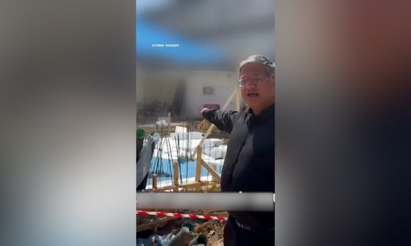 شاهد.. بن غفير يتباهى ببناء مشنقة للفلسطينيين ويكشف عن منصة لمشاهدة الإعدامات