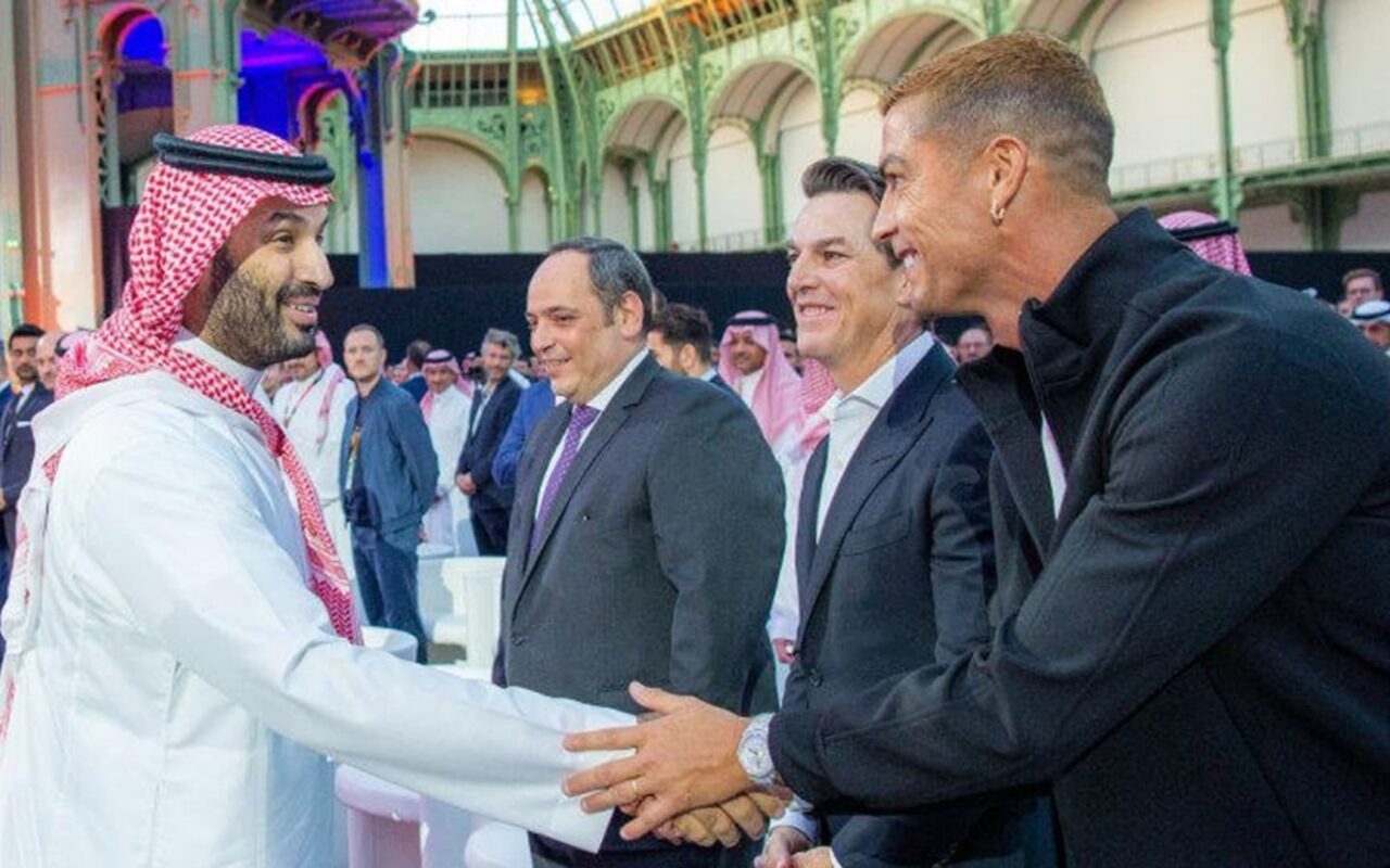 لقطة تجمع ولي العهد السعودي ورونالدو في باريس تلقى رواجاً