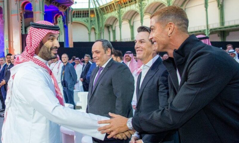 لقطة تجمع ولي العهد السعودي ورونالدو في باريس تلقى رواجاً