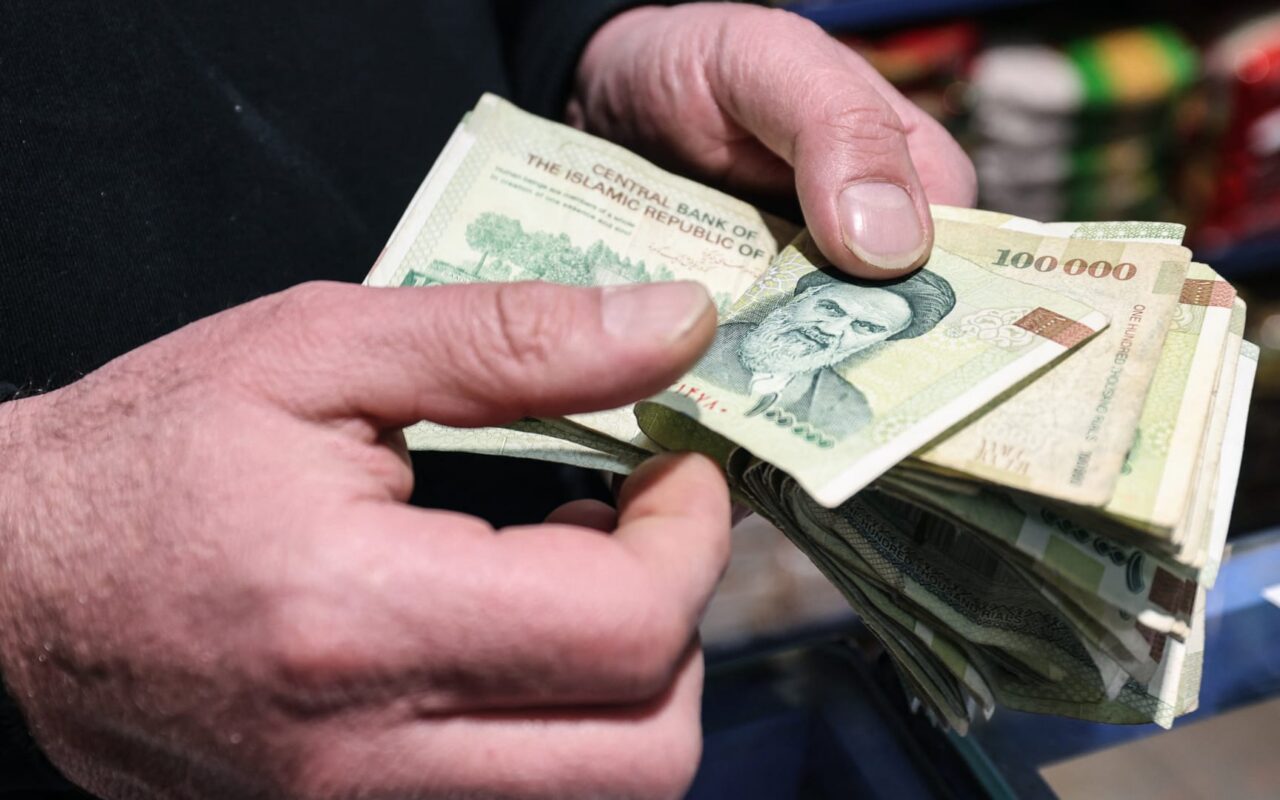 قبيل بدء “الإنزال الاقتصادي”.. عملة إيران تنخفض بشكل قياسي أمام الدولار