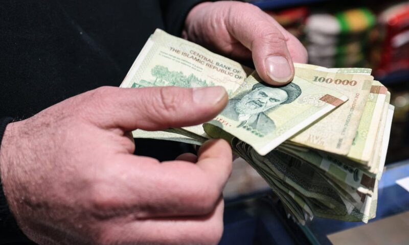 قبيل بدء “الإنزال الاقتصادي”.. عملة إيران تنخفض بشكل قياسي أمام الدولار