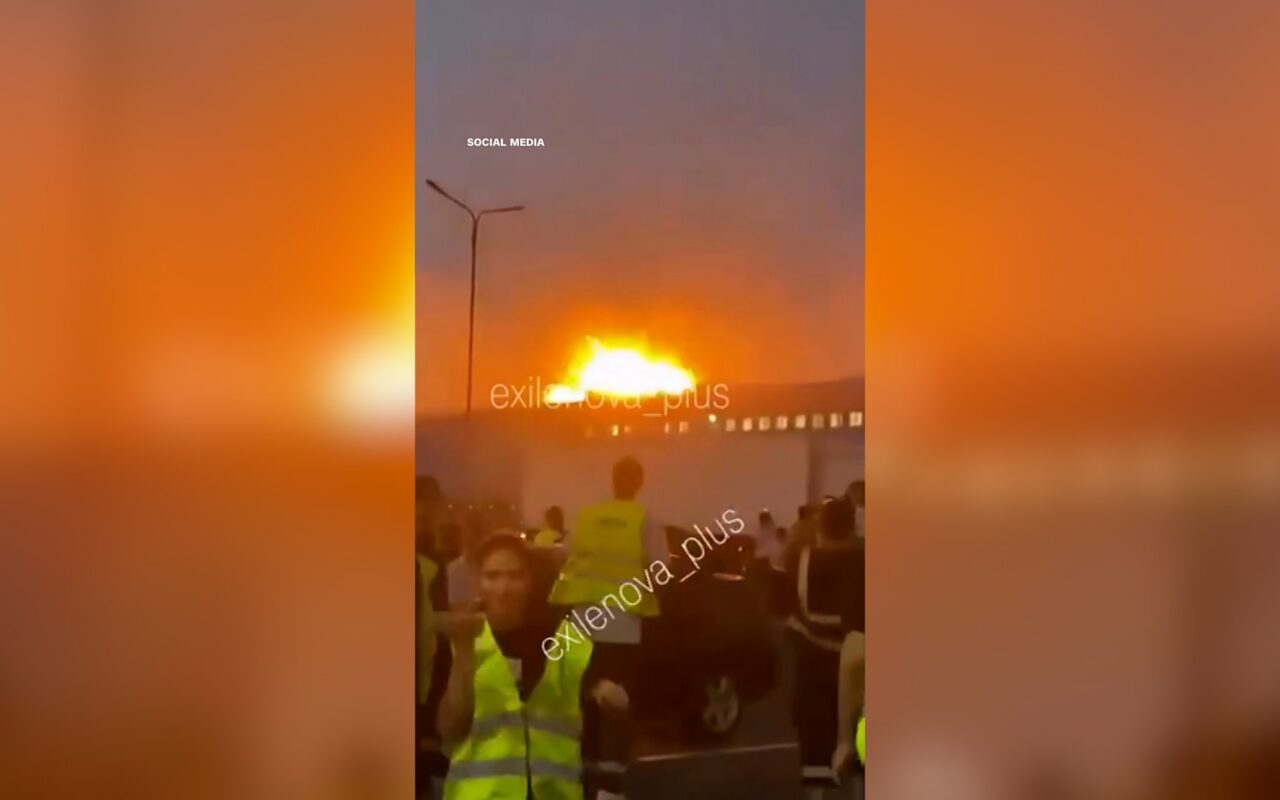 مسيّرة أوكرانية تستهدف مركزًا لوجستيًا روسيًا.. وكاميرا ترصد اللحظة