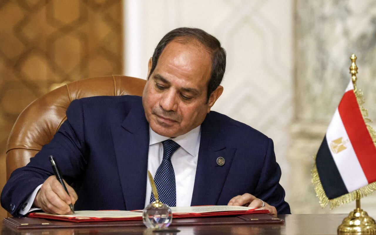 مصر: السيسي يتدخل في واقعة الحصول على قروض بأسماء أولياء أمور دون علمهم