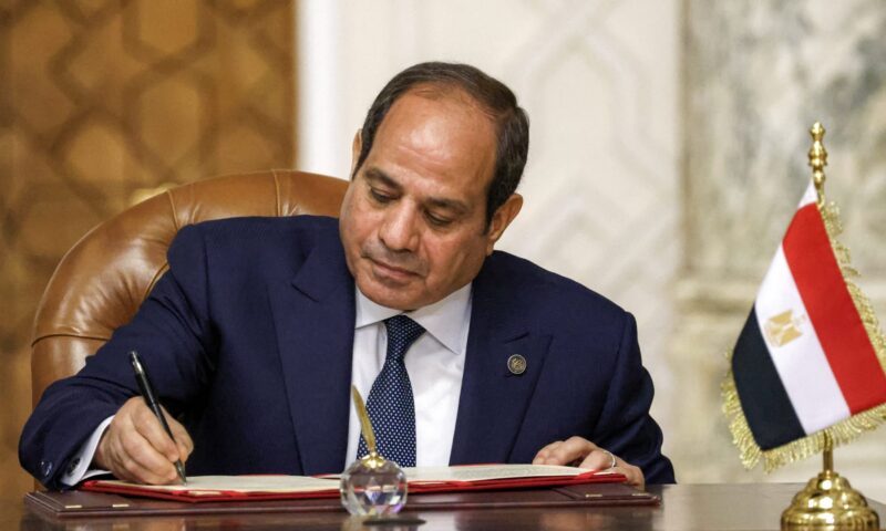 مصر: السيسي يتدخل في واقعة الحصول على قروض بأسماء أولياء أمور دون علمهم