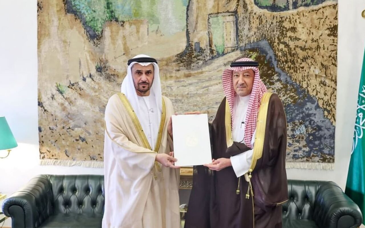 رسالة خطية من رئيس الإمارات إلى ملك السعودية.. ماذا تضمنت؟