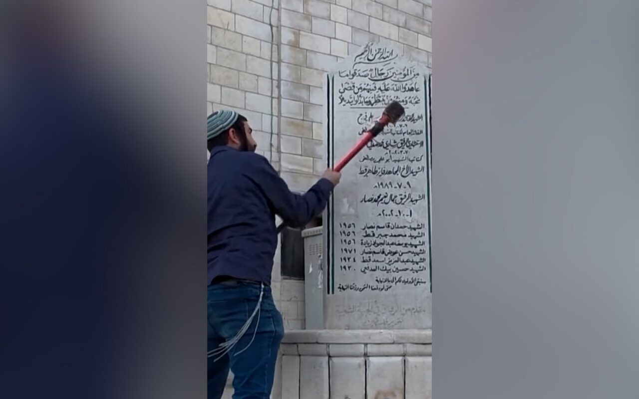 بحماية جنود إسرائيليين.. نائب يميني متطرف يحطم نصباً فلسطينياً في الضفة الغربية