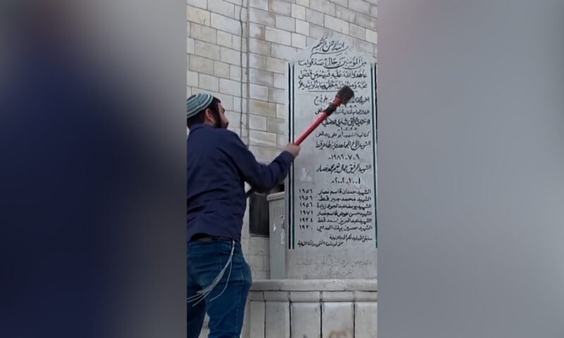بحماية جنود إسرائيليين.. نائب يميني متطرف يحطم نصباً فلسطينياً في الضفة الغربية