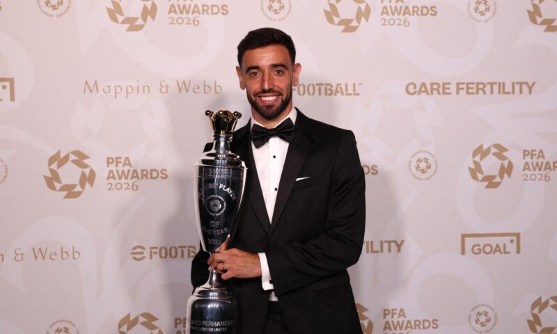 برونو فيرنانديز يفوز بجائزة اللاعب الأفضل في إنجلترا.. إليك أبرز أرقامه