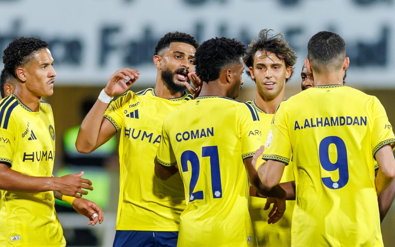 تصرف “لافت” من لاعبي النصر مع حارسهم بعد هفواته في لقاء الاتفاق