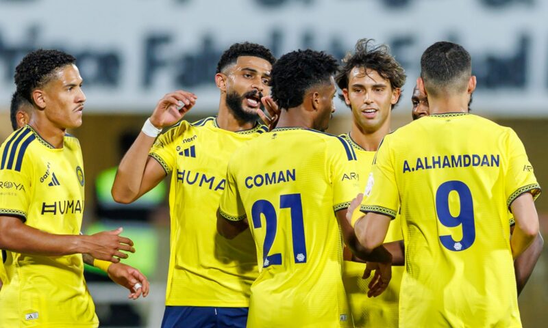 تصرف “لافت” من لاعبي النصر مع حارسهم بعد هفواته في لقاء الاتفاق