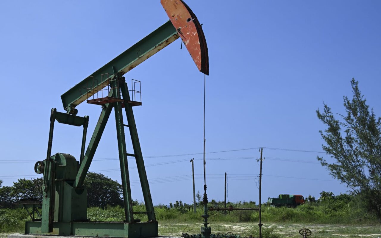 النفط يهبط 3% مع انتعاش آمال إنشاء ممر جديد في مضيق هرمز
