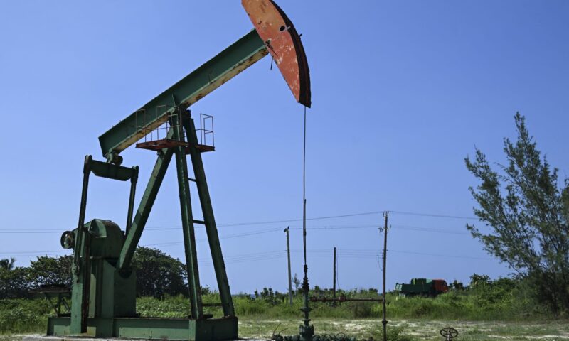 النفط يهبط 3% مع انتعاش آمال إنشاء ممر جديد في مضيق هرمز