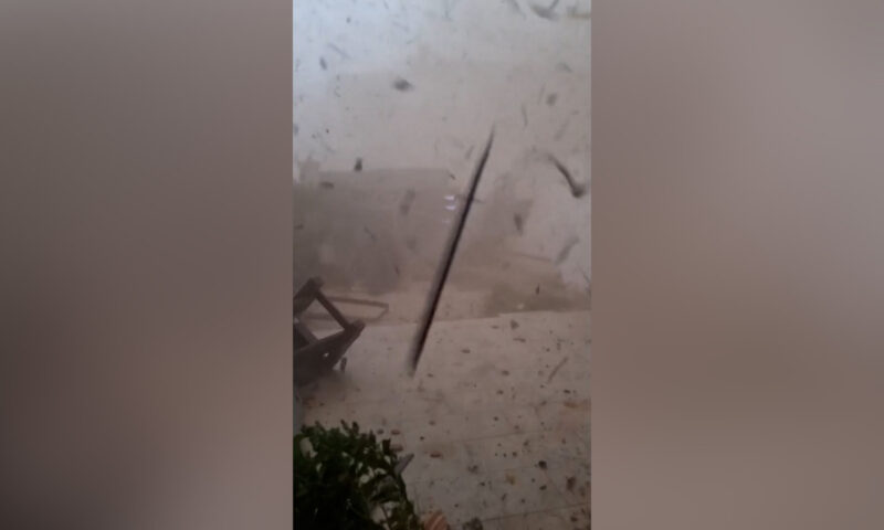 شاهد.. إعصار مدمر بشكل غير معتاد يضرب قرية فرنسية
