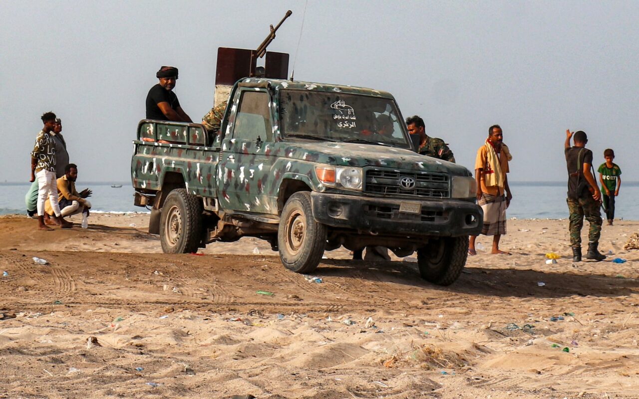 الجيش اليمني: الحوثيون استهدفوا ميناء المخا بصواريخ بالستية