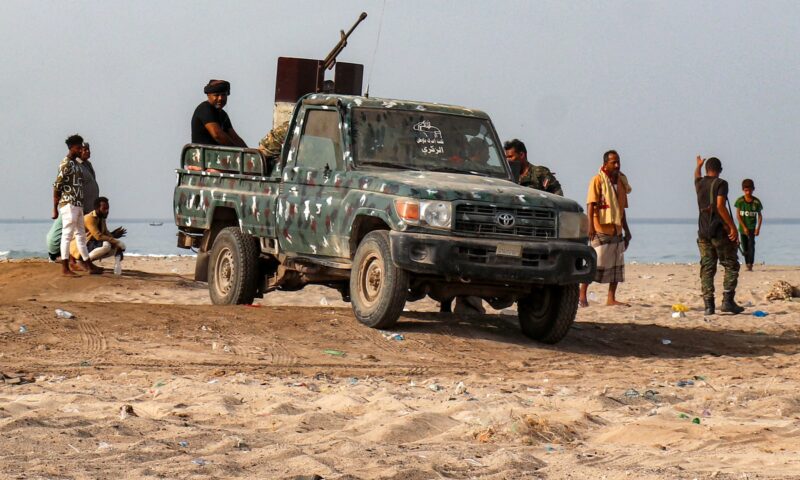 الجيش اليمني: الحوثيون استهدفوا ميناء المخا بصواريخ بالستية