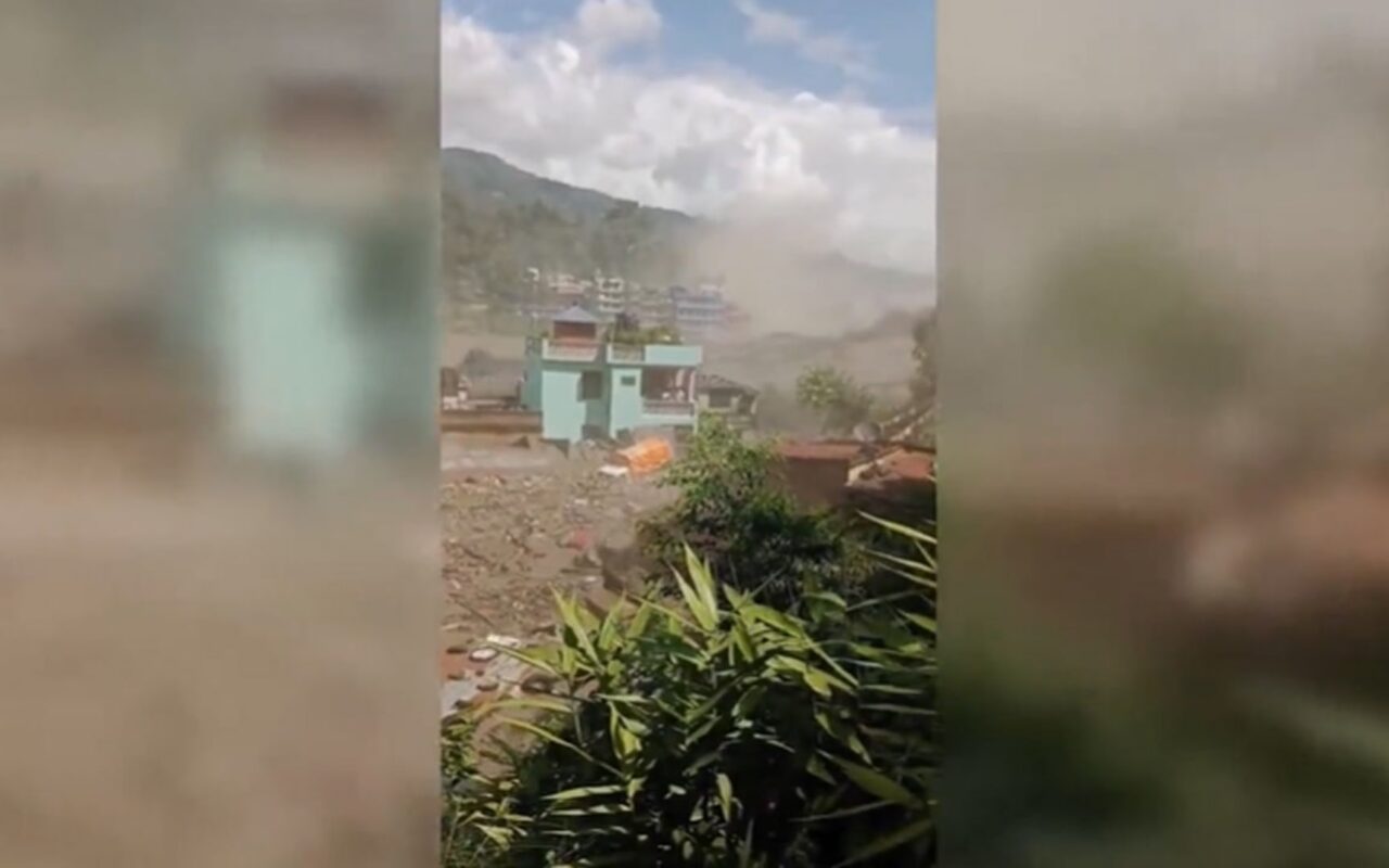 صباح الجمعة.. قفزة بأرقام ضحايا الفيضانات على حدود نيبال والصين