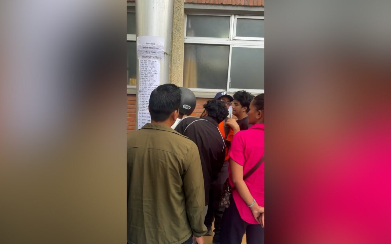 شاهد.. عائلات تبحث بين صور الجثث عن أحبائها بعد كارثة نيبال