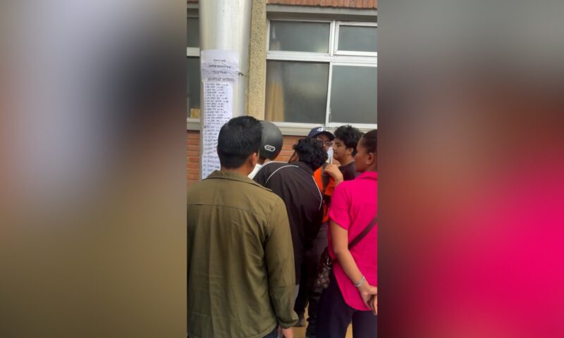 شاهد.. عائلات تبحث بين صور الجثث عن أحبائها بعد كارثة نيبال