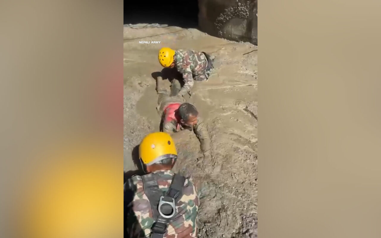 شاهد.. ناجون يزحفون وسط الوحل لحظة إنقاذهم من نفق محطة كهرومائية في نيبال