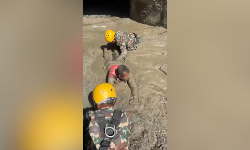 شاهد.. ناجون يزحفون وسط الوحل لحظة إنقاذهم من نفق محطة كهرومائية في نيبال