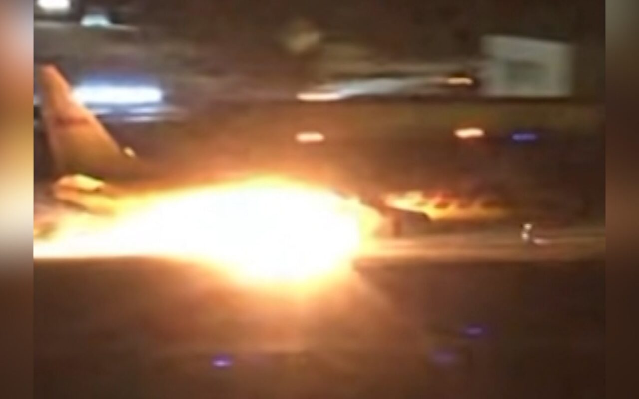 لحظة اندلاع حريق بطائرة شحن أثناء هبوطها بمطار لوس أنجلوس.. شاهد ما السبب