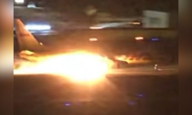لحظة اندلاع حريق بطائرة شحن أثناء هبوطها بمطار لوس أنجلوس.. شاهد ما السبب